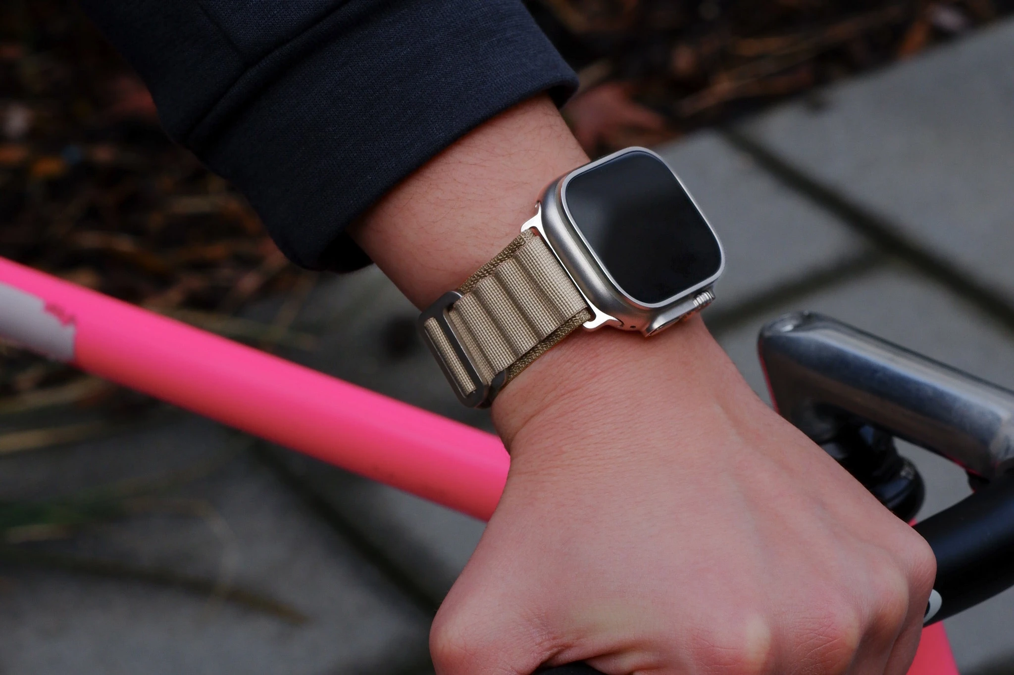 Apple Watch Ultra  und Apple Watch Alpine Loop Olivgrün