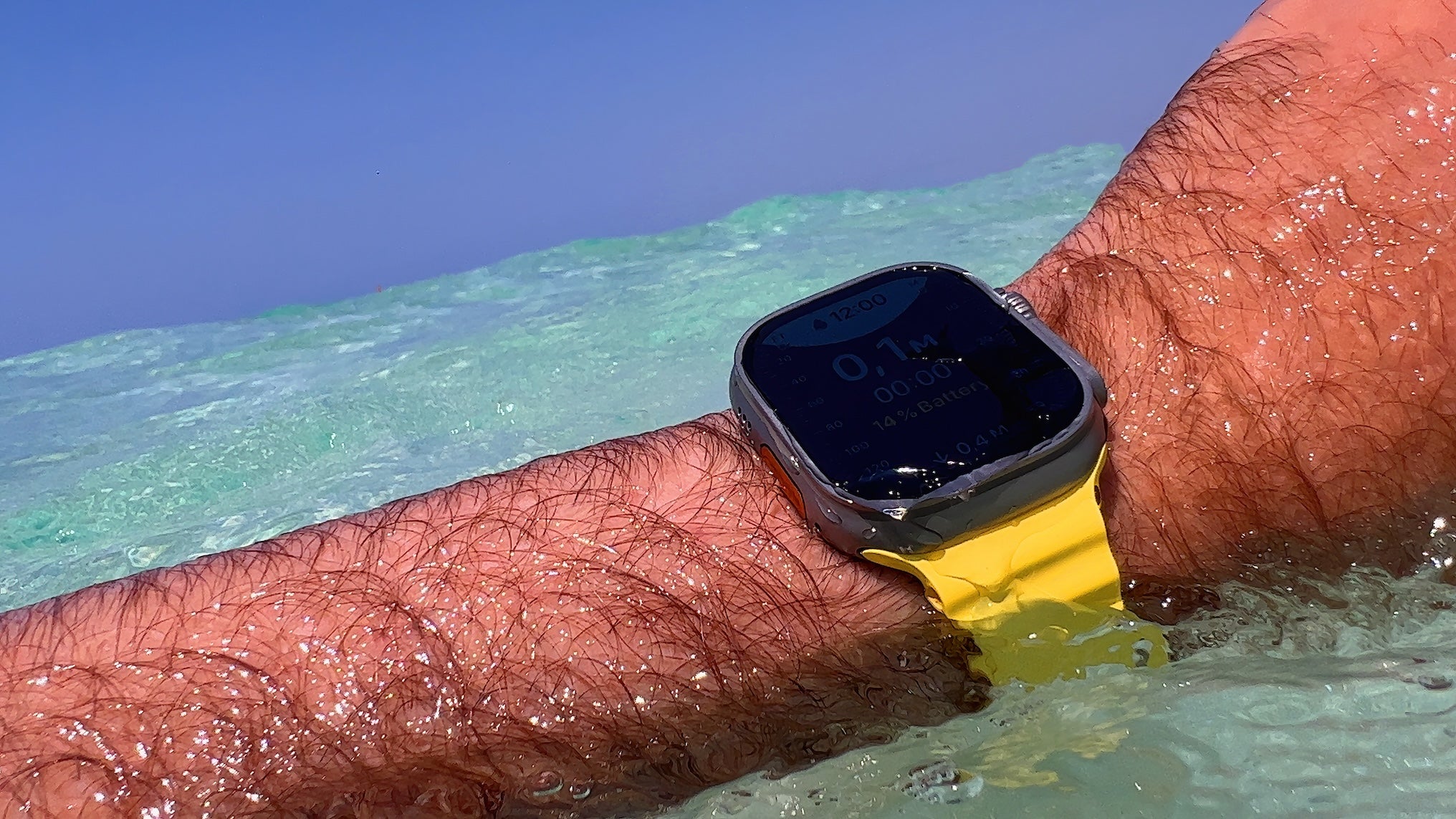 Apple Watch Ultra 2 mit Ocean Silikon Loop Armband in Gelb